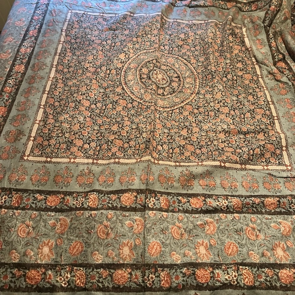 Pottery Barn Patterned Queen Duvet and 2 Shams in Gray, Brown, and Mauve